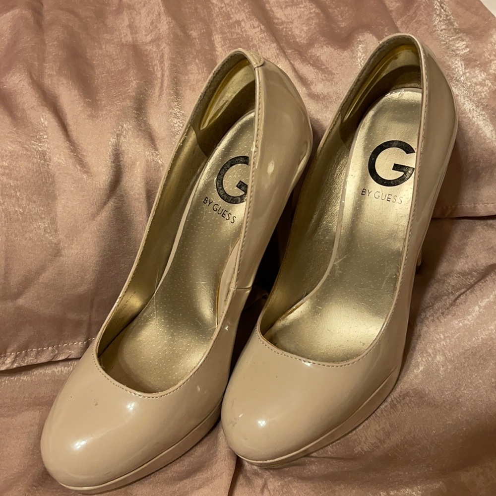 Guess size 7 pumps